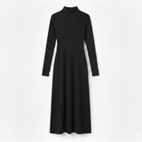 Robe longue ajustée à manches longues et col roulé montant