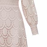 Robe Longue en Dentelle Ajourée avec Manches Bouffantes et Col Montant