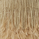 Robe de soirée à paillettes et plumes avec encolure en V et fines bretelles