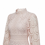 Robe Longue en Dentelle Ajourée avec Manches Bouffantes et Col Montant