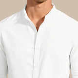 Chemise classique à col montant en blanc