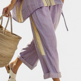 Daniela – top élégant lavande et pantalons à rayures moutarde