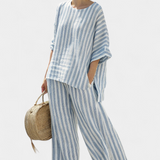 Federica – haut en lin rayé bleu sophistiqué et pantalons décontractés
